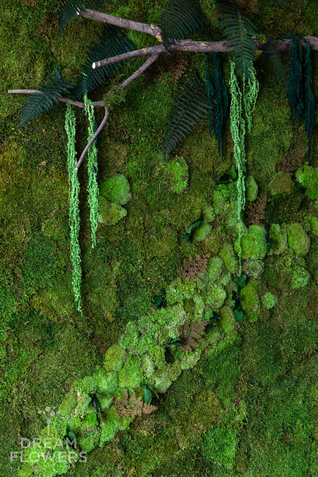 Обложка проекта: Панно из стабилизированного мха с подсветкой в спальне