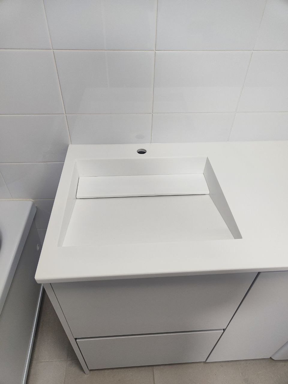 Столешница из акрилового камня в ванную комнату