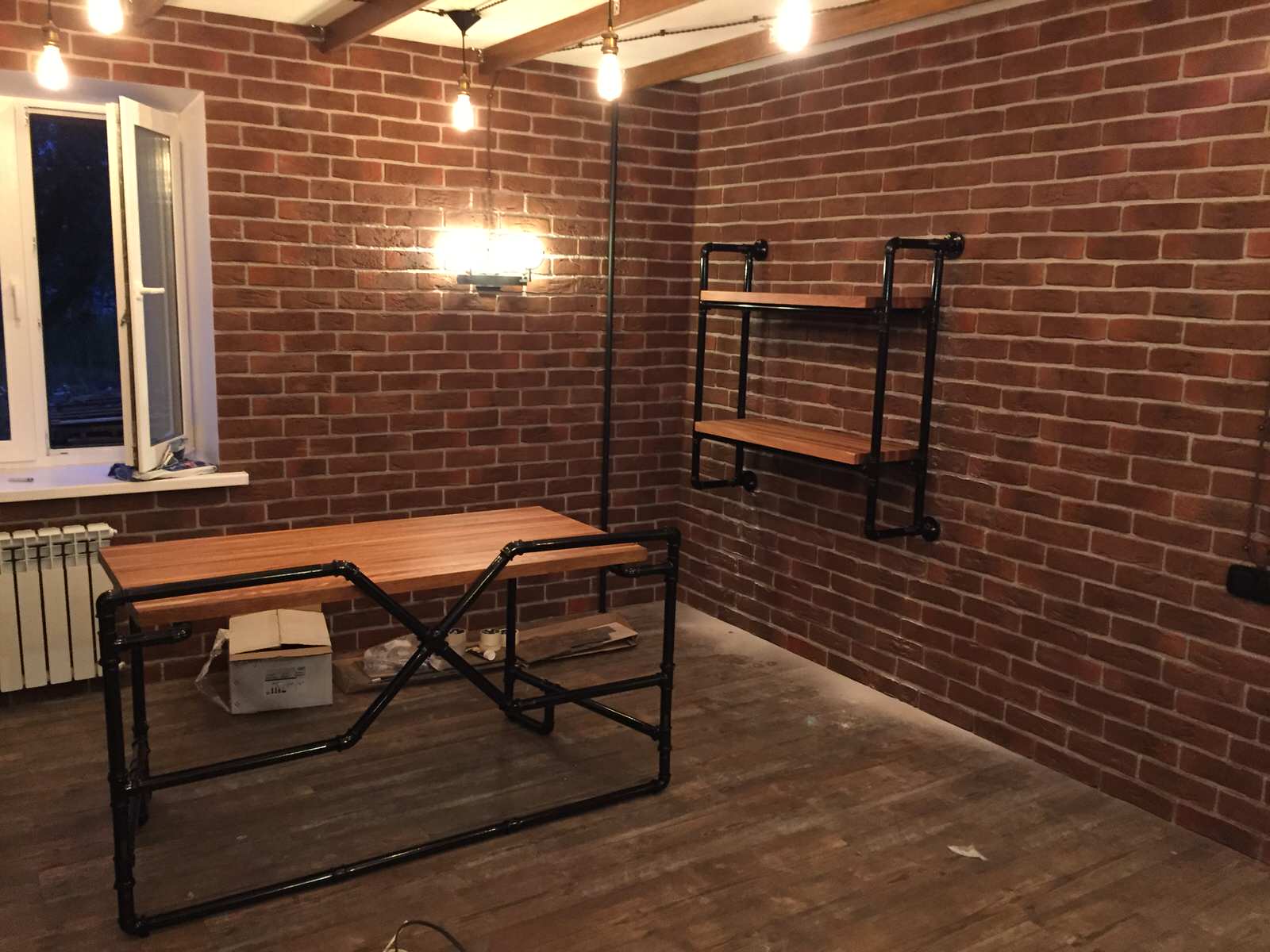 Стол рабочий, журнальный, полки из труб