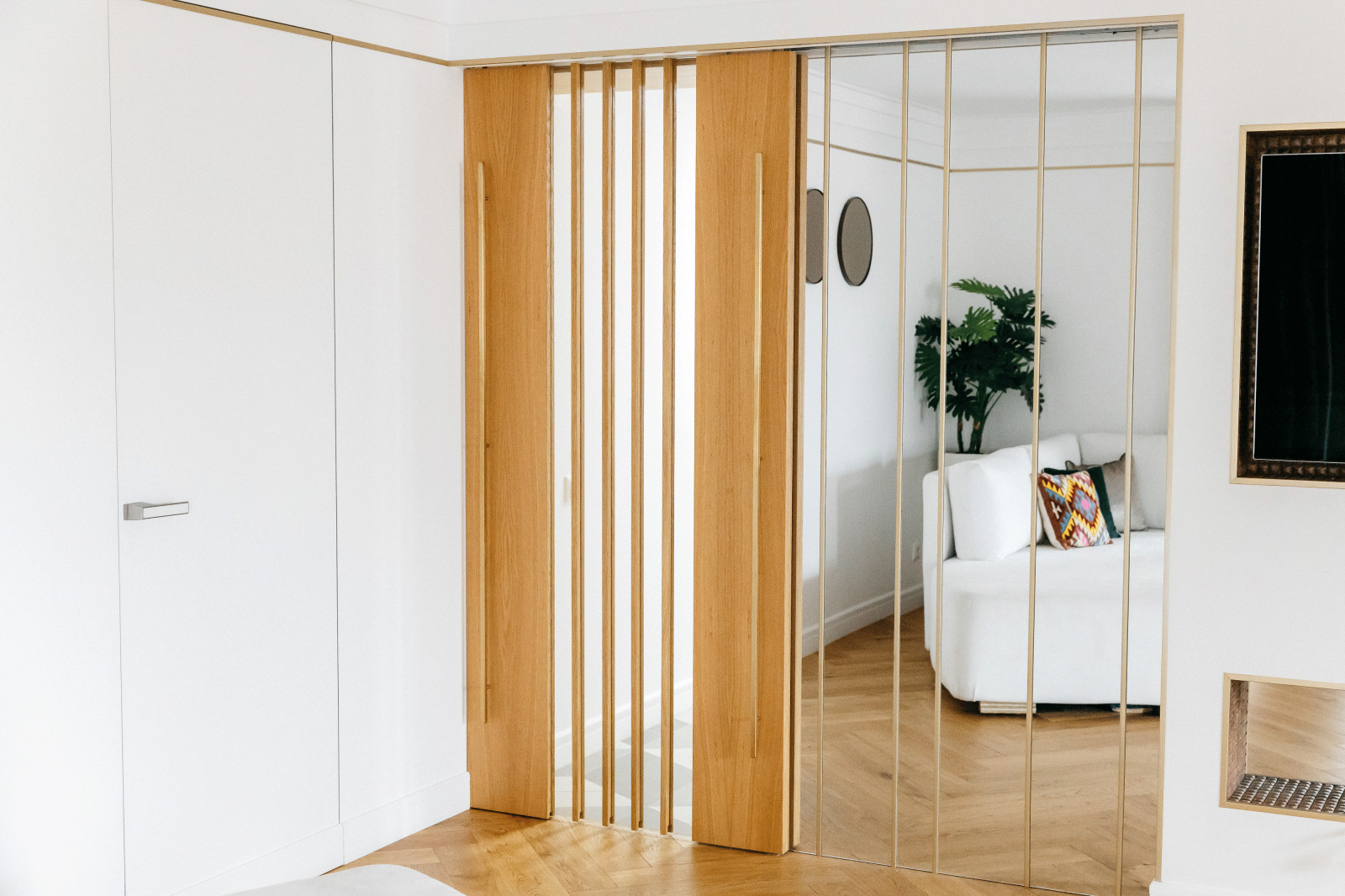 Раздвижные двери из массива дуба, латунные ручки и декоративные вставки