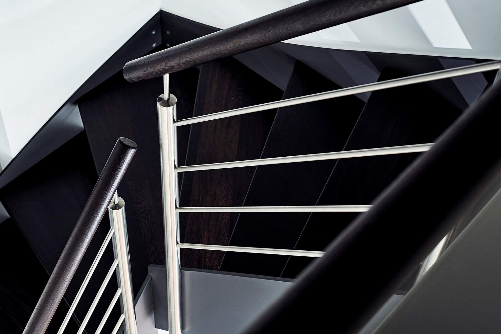 Консольная лестница в темных тонах