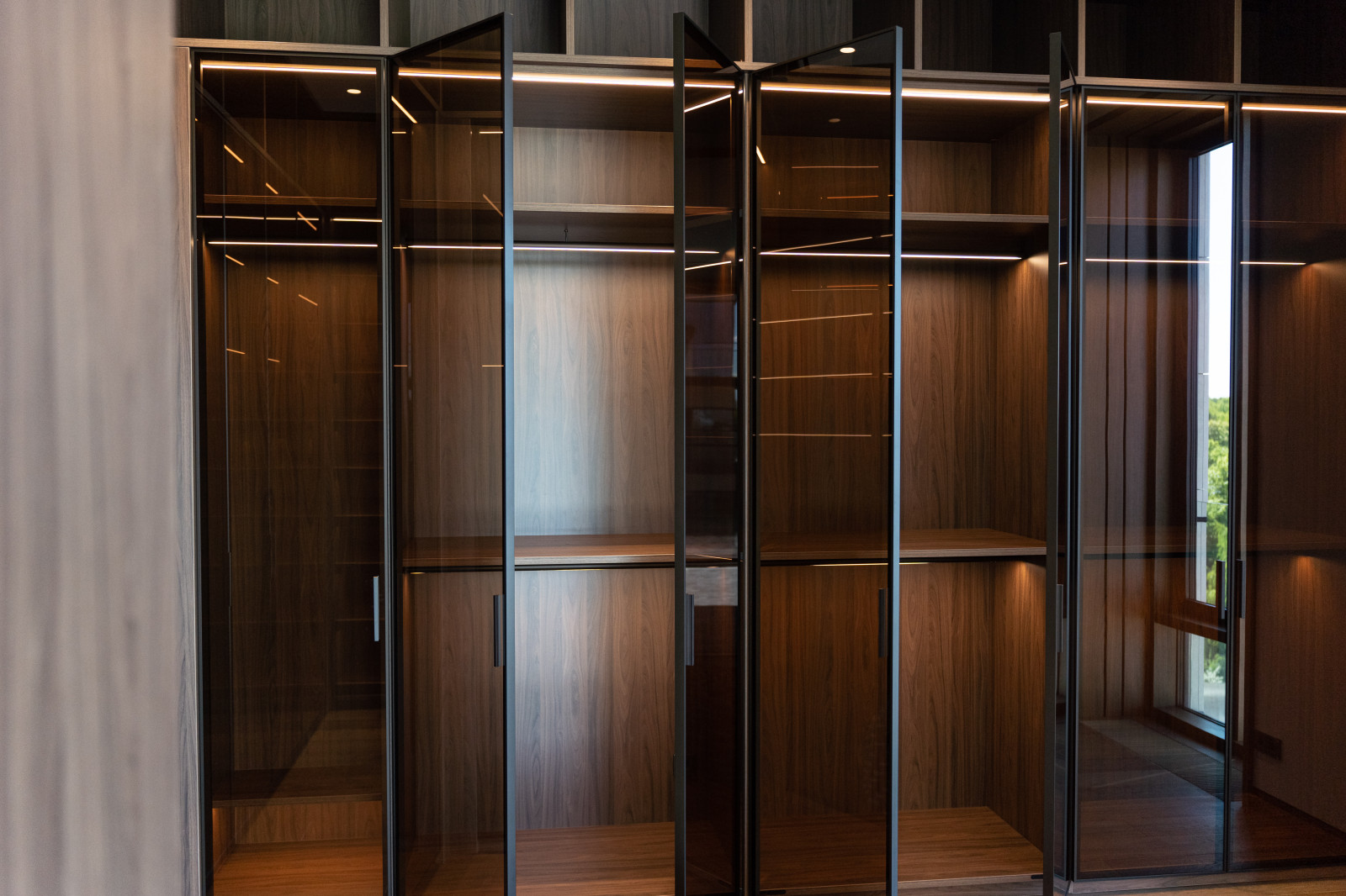 Гардеробная комната с распашными стеклянными RPE фасадами