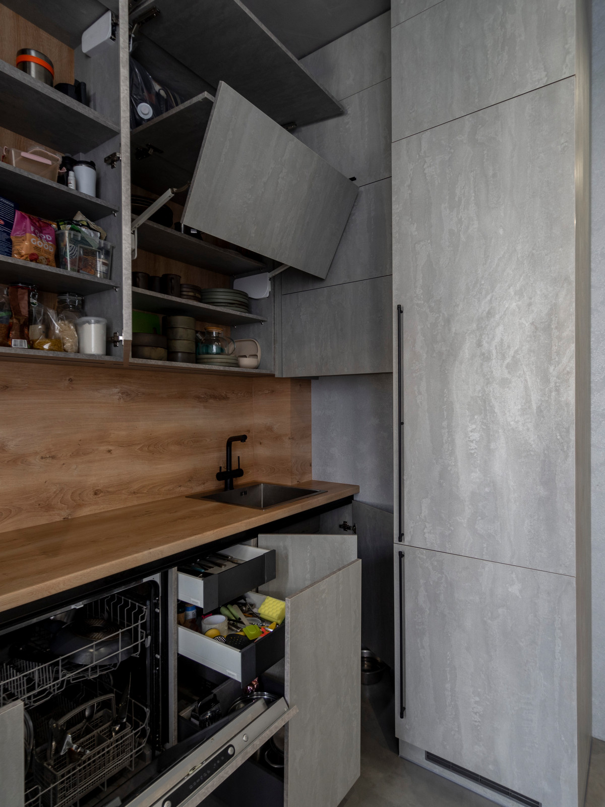 Элегантная минималистичная кухня в сером цвете