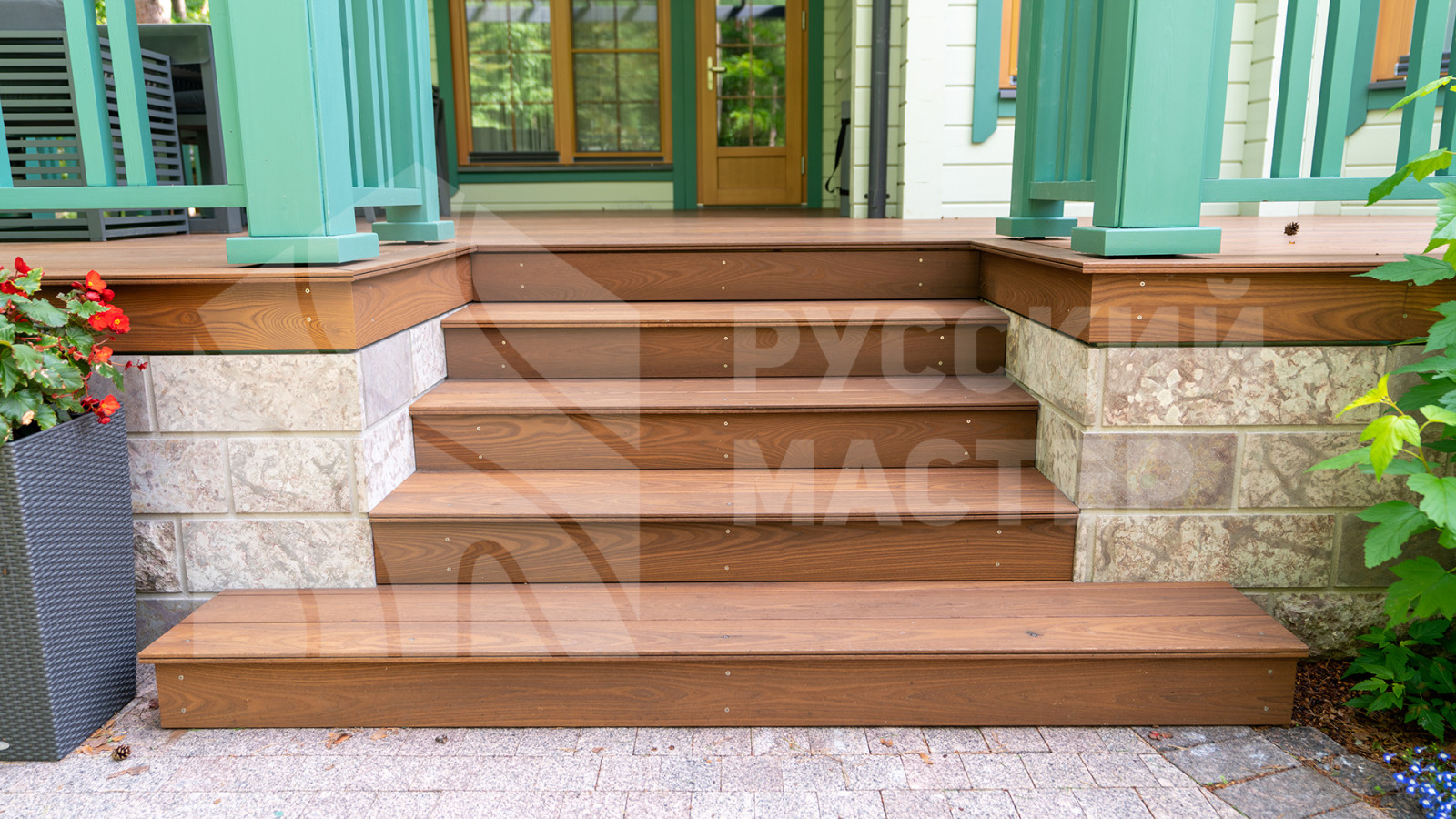 Терраса из термоясеня для загородного дома