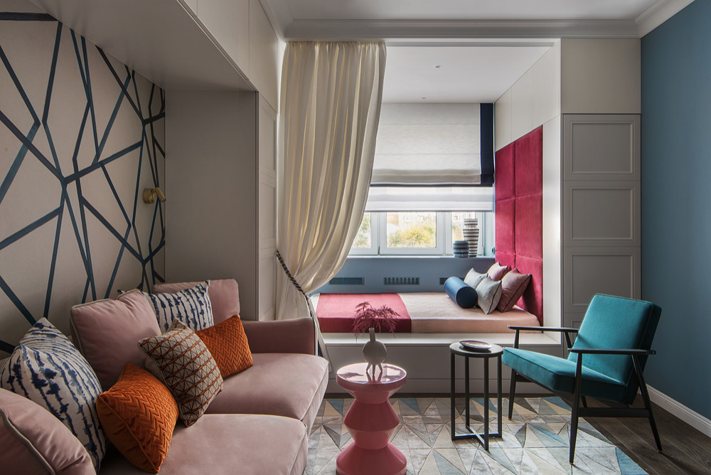 Houzz тур: Квартира с кухней в 6 кв.м и яркими дверными проёмами