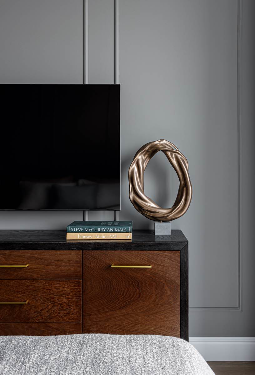 Магический уютный интерьер с темными стенами