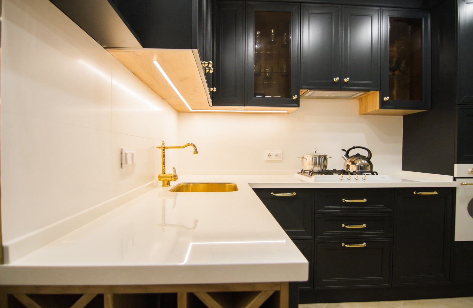 Черная кухня в стиле неоклассика