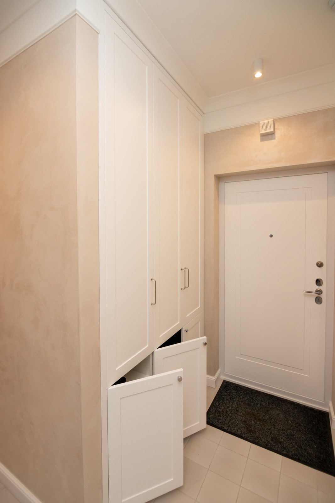 Шкафы в прихожую и спальню в неоклассическом стиле