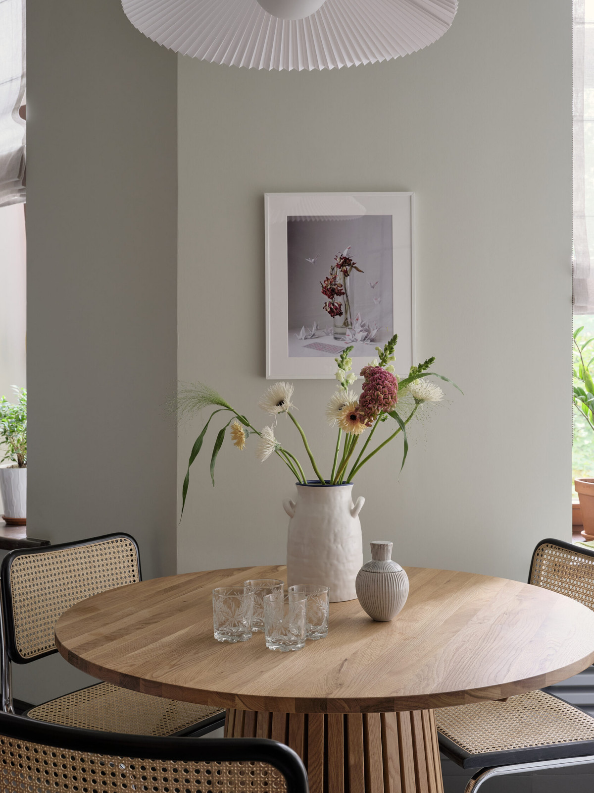 Обеденный стол и консольные стулья