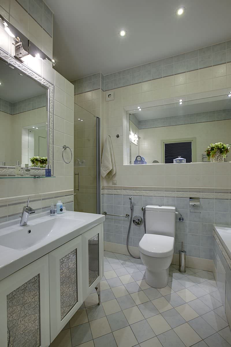 по обе стороны стекла