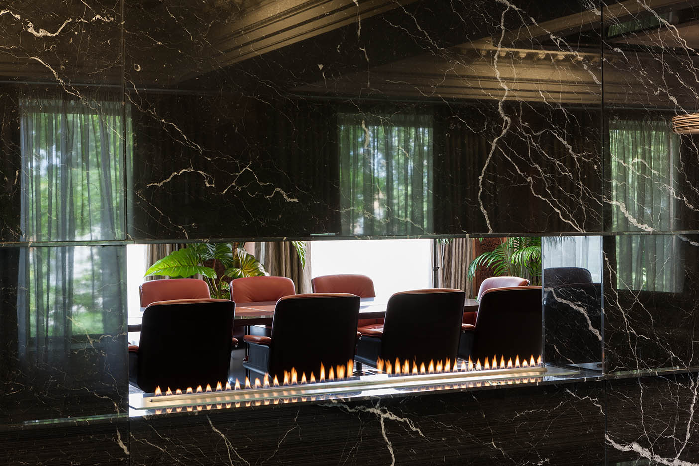 Офис с камином. Office with fireplace.