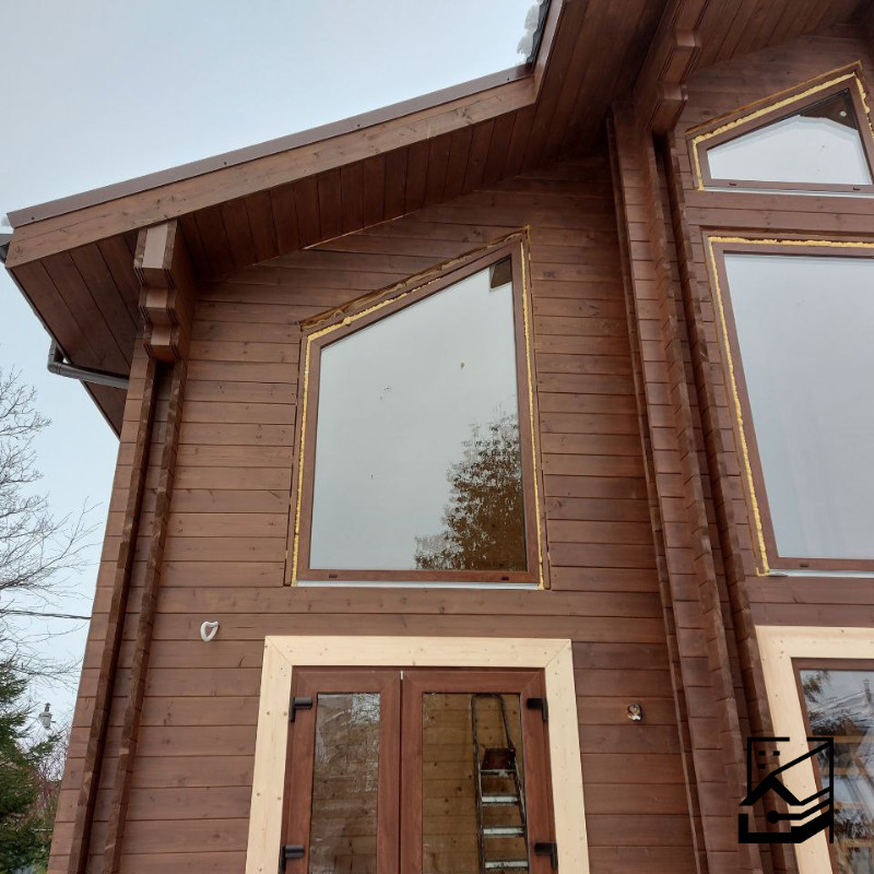 Отделка наличников окон деревянного дома