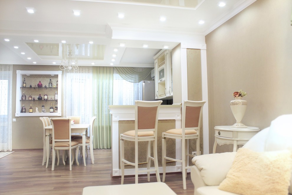 Натяжные потолки в квартире "классического стиля"