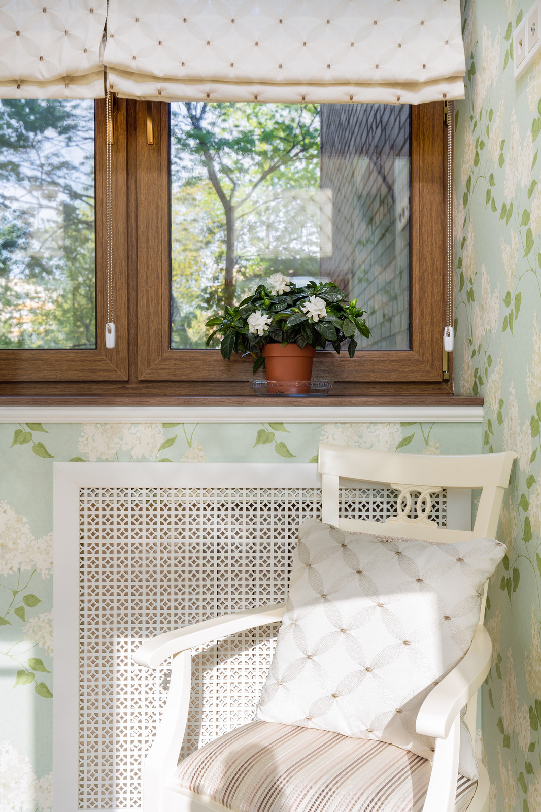 Уютный интерьер маленькой комнаты отдыха