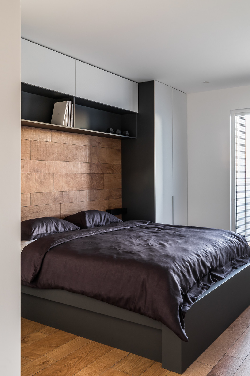 Над городом - интерьер в стиле экоминимализм для холостяка