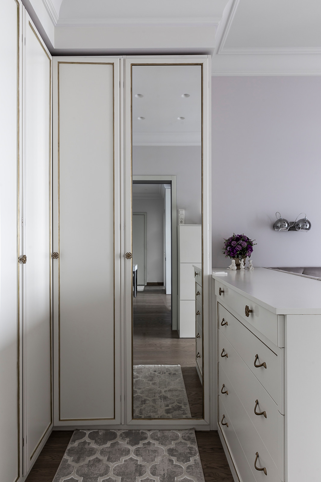 Спальня с ванной комнатой. Неоклассика на живописной.