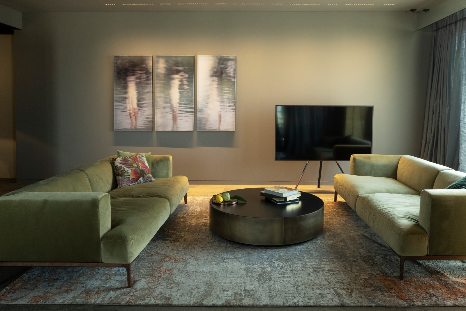 Фоновое изображение профиля Bella Simon