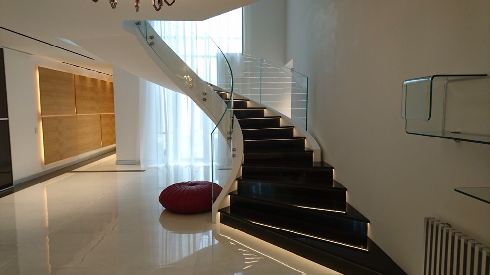 Бетонная лестница со стеклянным ограждением (2017)