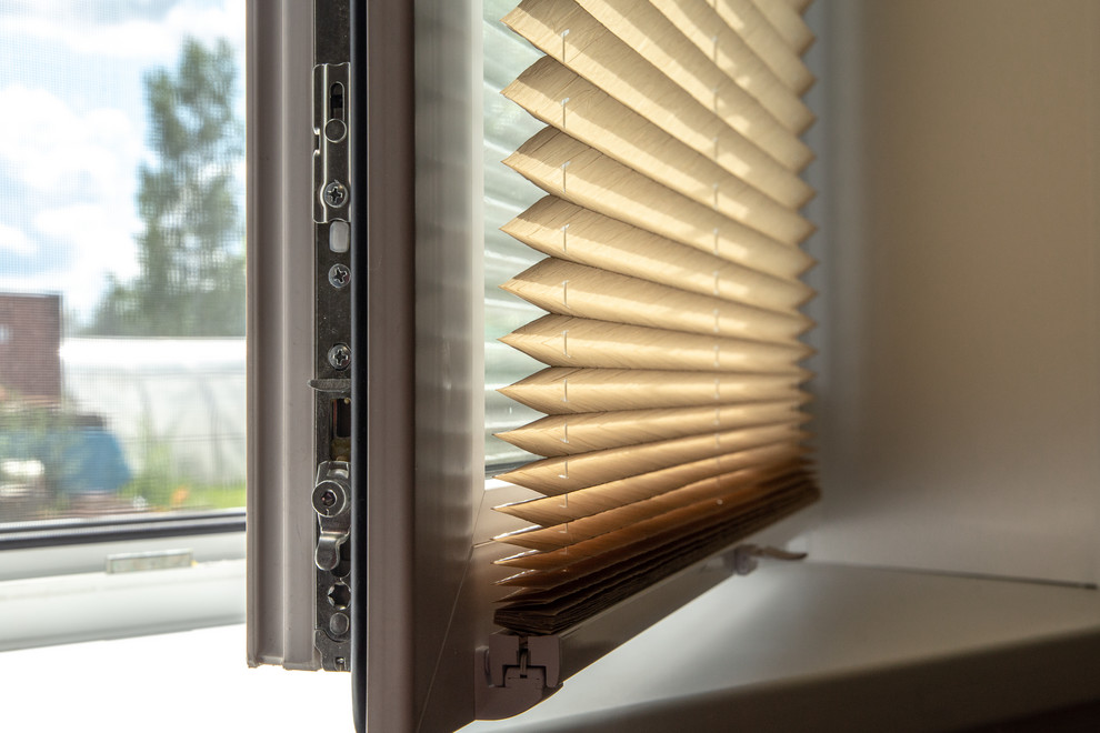 Плиссе на окно в коттедж