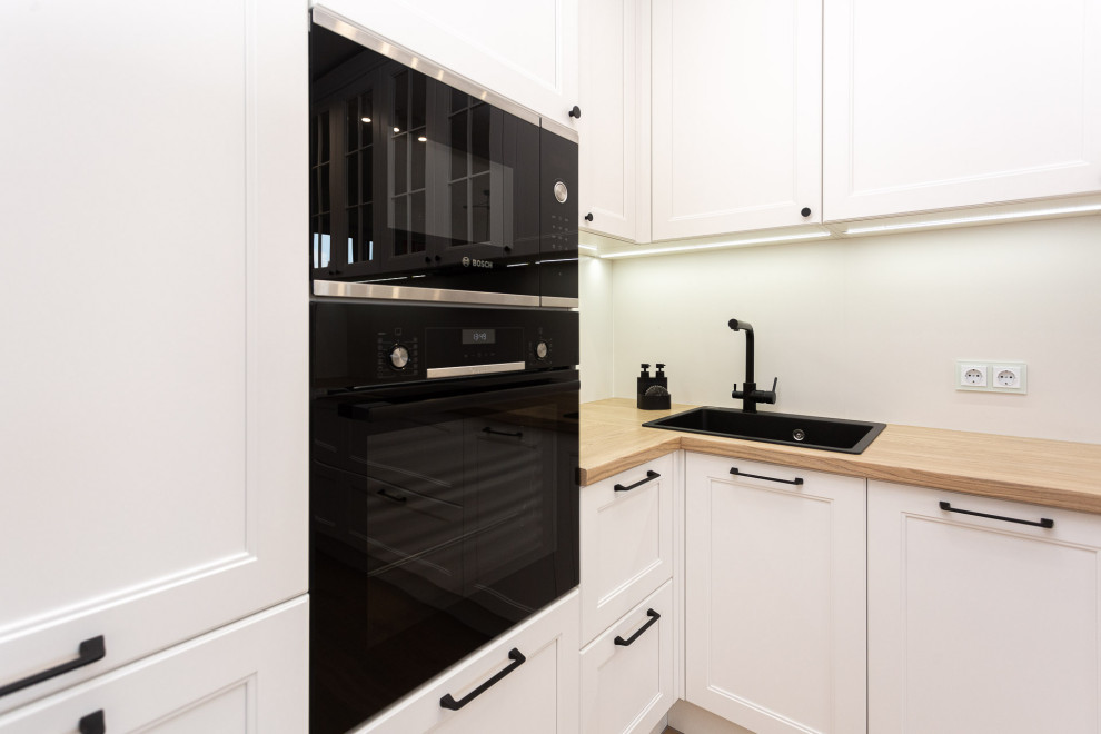 Белая кухня в стиле современная классика