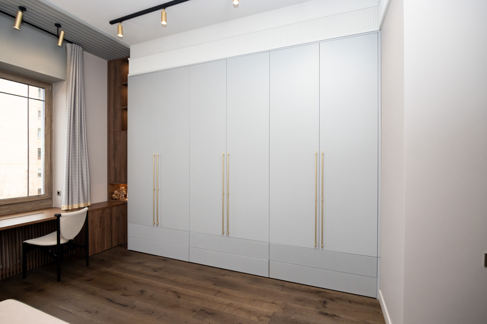 Меблировка спальни: шкаф, стеллаж и стол-подоконник