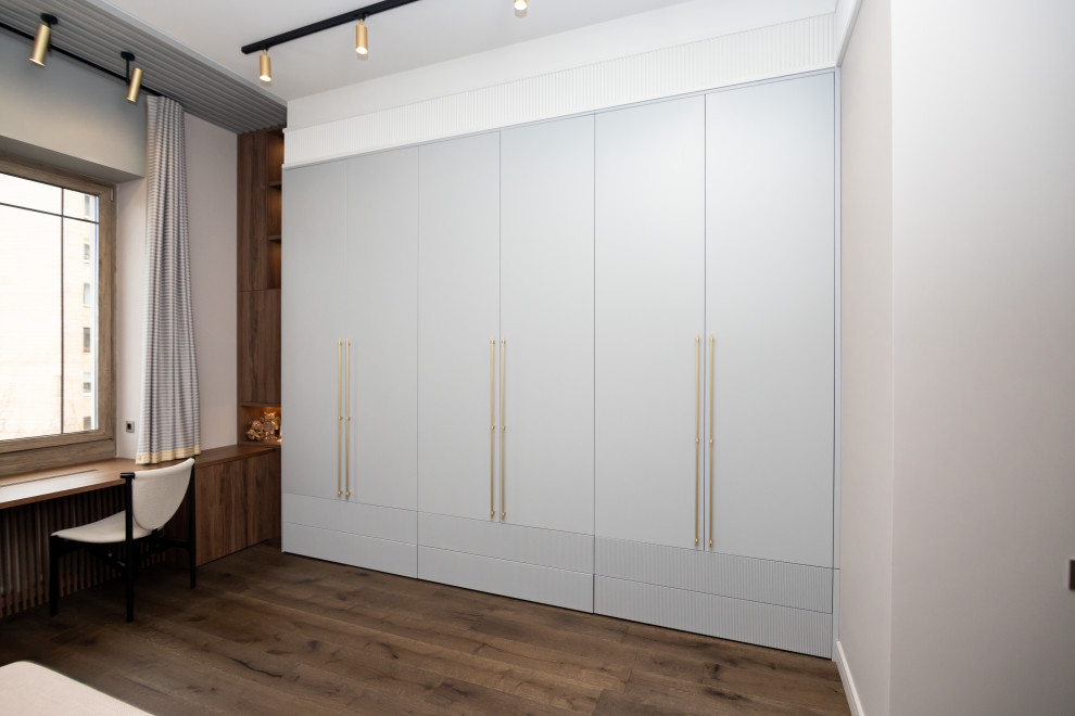 Меблировка спальни: шкаф, стеллаж и стол-подоконник