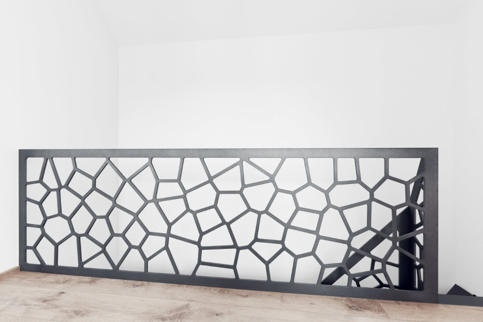 Консольная лестница в темных тонах с балюстрадой в виде Диаграммы Вороного