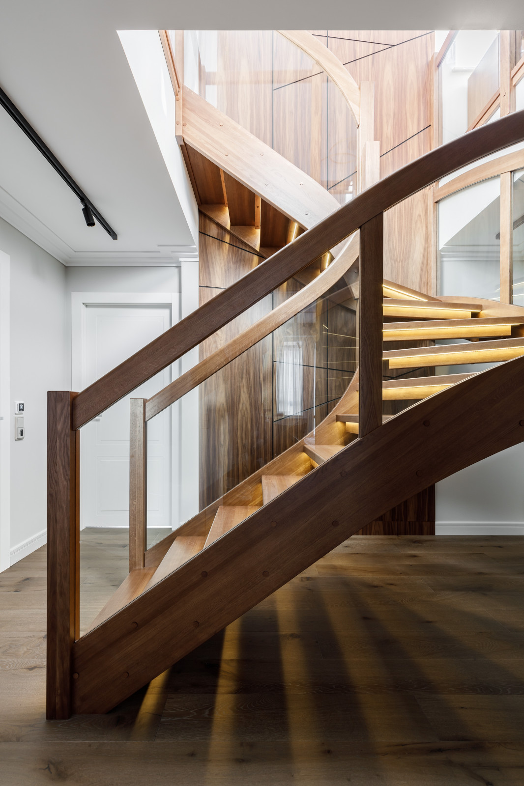 Двухуровневая квартира с лестницей из дерева и стекла