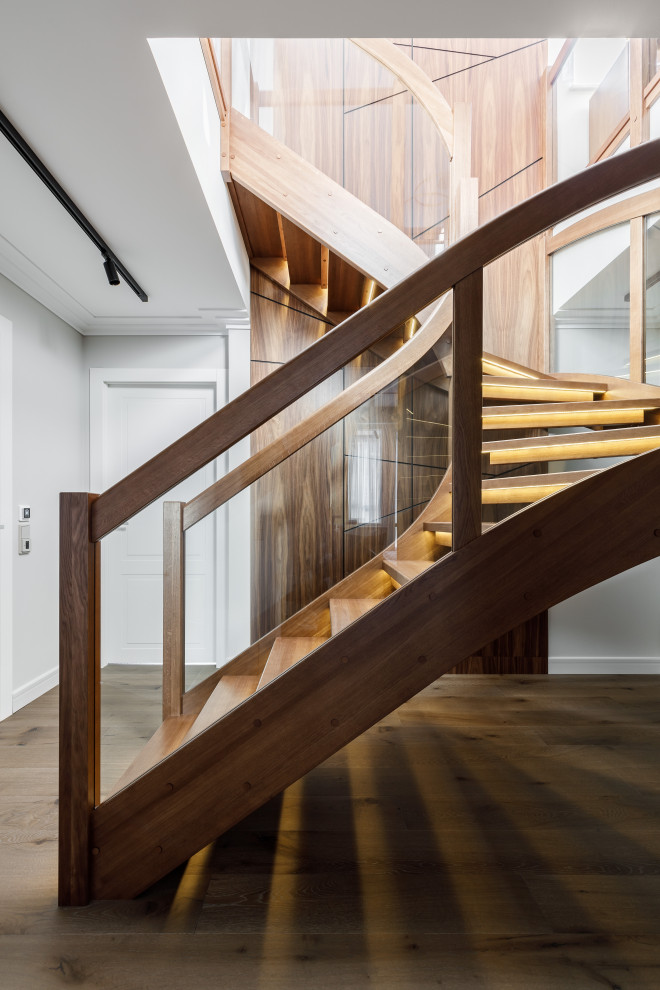 Двухуровневая квартира с лестницей из дерева и стекла