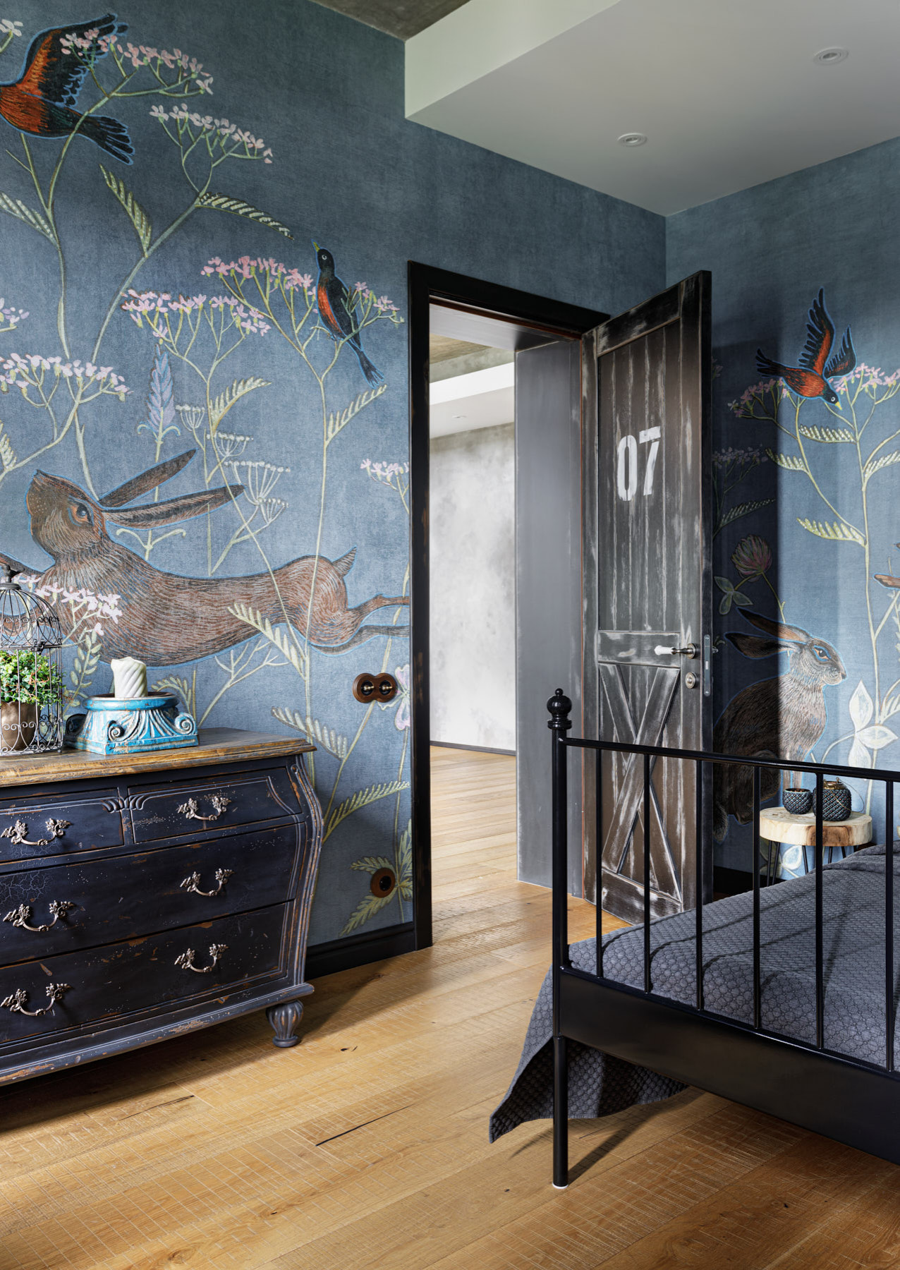 Houzz тур: Дом с напольным бордюром из старых чугунных плит