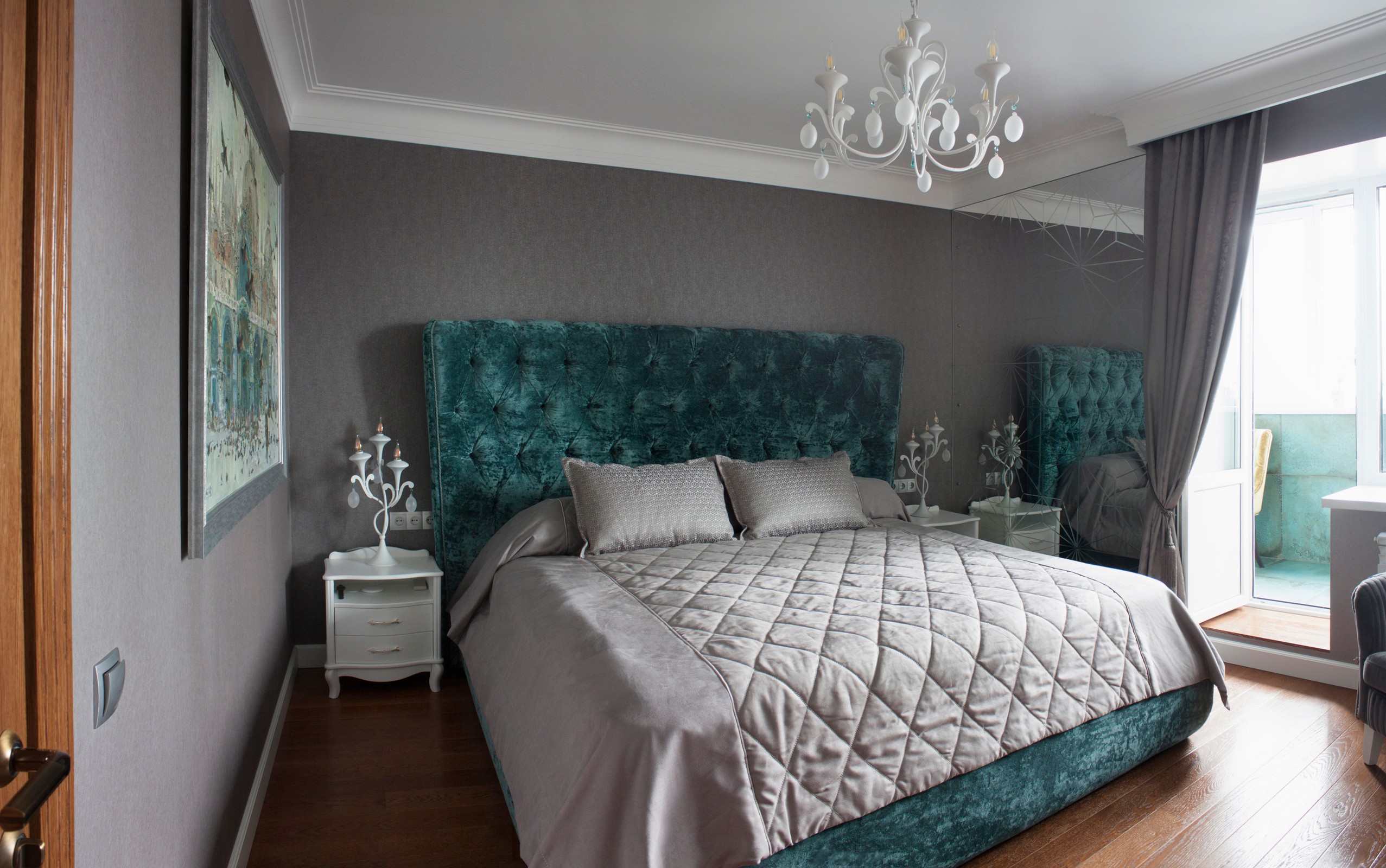 Яркая история.