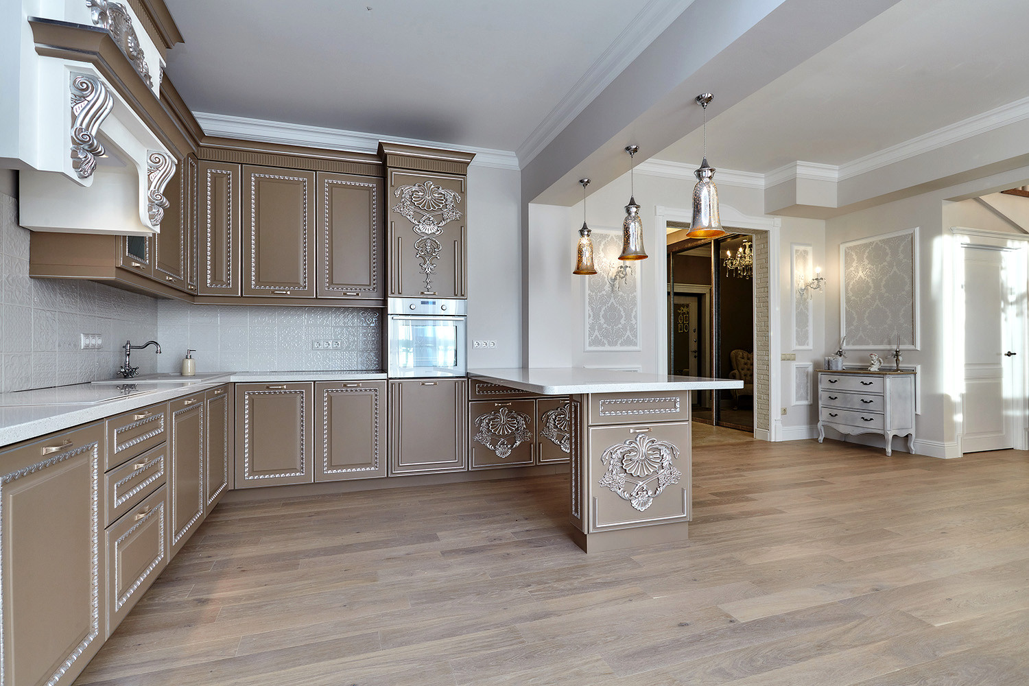 033 Квартира  в высотном доме с выходом на крышу.