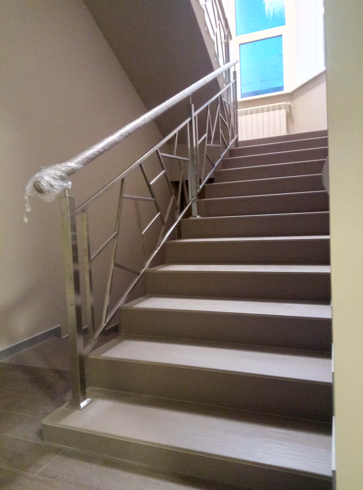 Лестница с ограждениями из нержавеющей стали