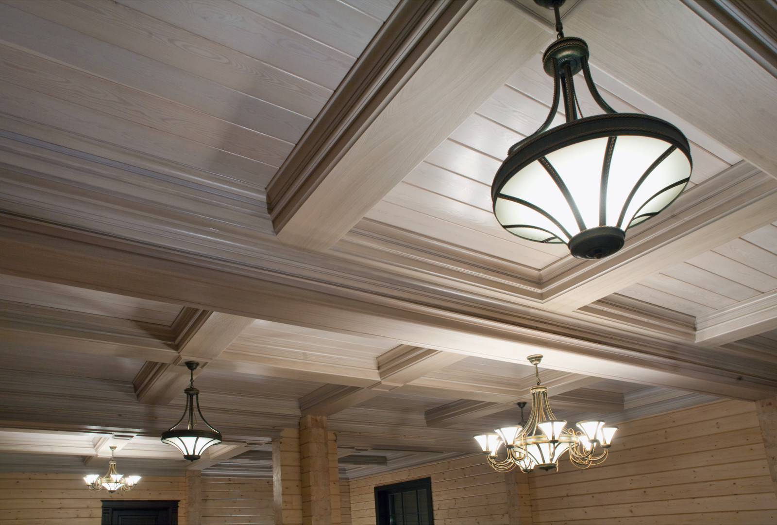 Кессонные потолки, стеновые панели, двери и кухня в деревянном доме