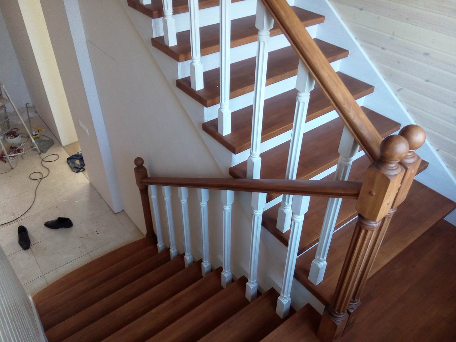 Лестница 2-х цветная с канелюрами