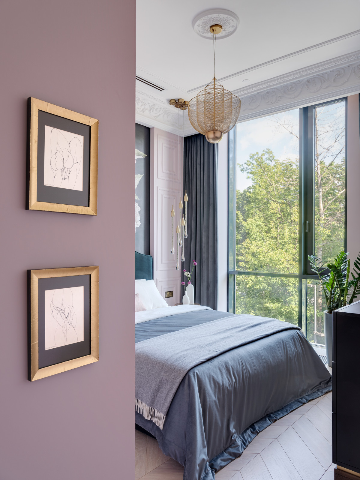 Изящная квартира в стиле неоклассики с гравюрами 18го века