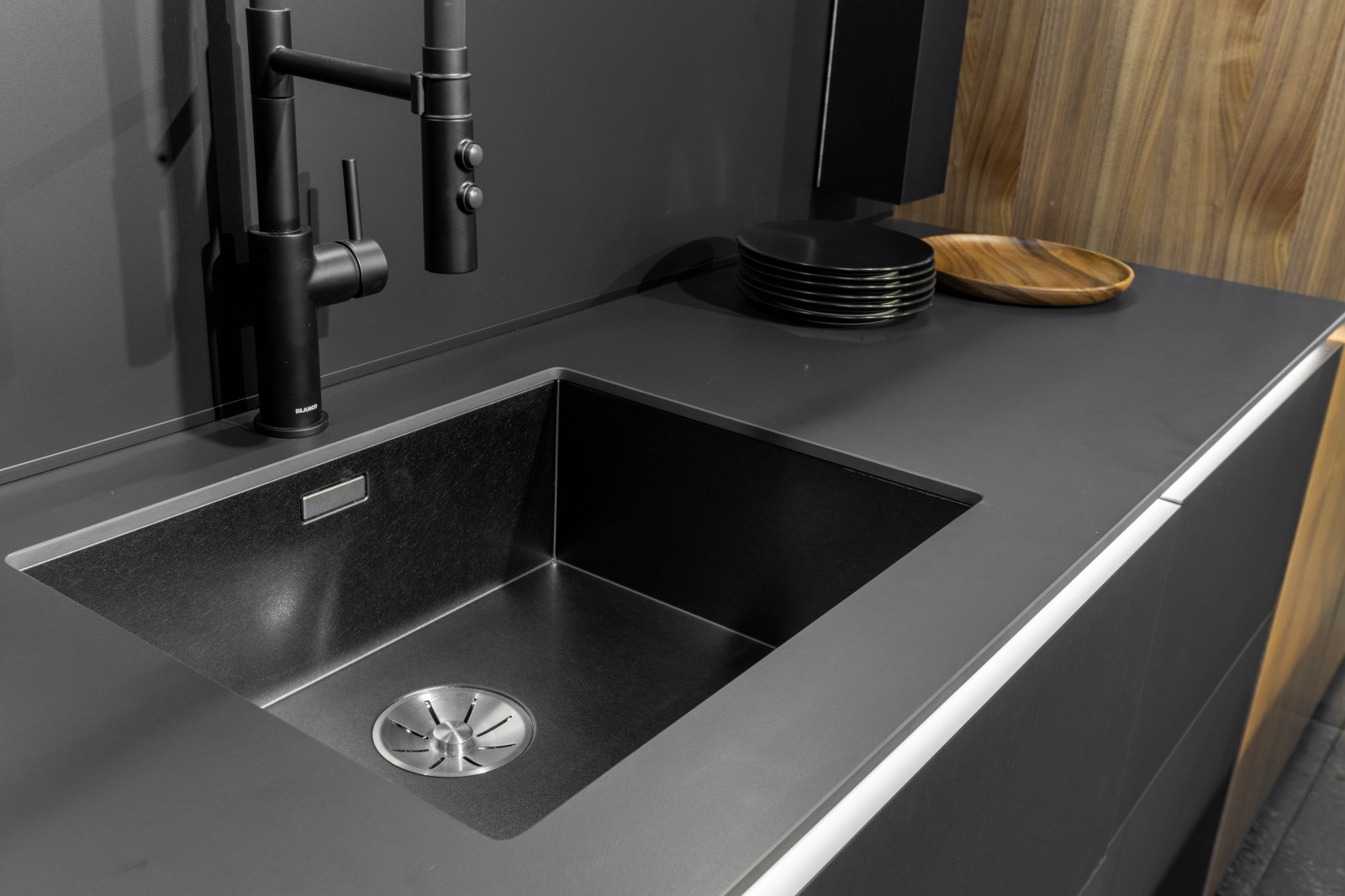 Кухня 1000 кух Германии_керамика THE TOP Solid Color Black satin