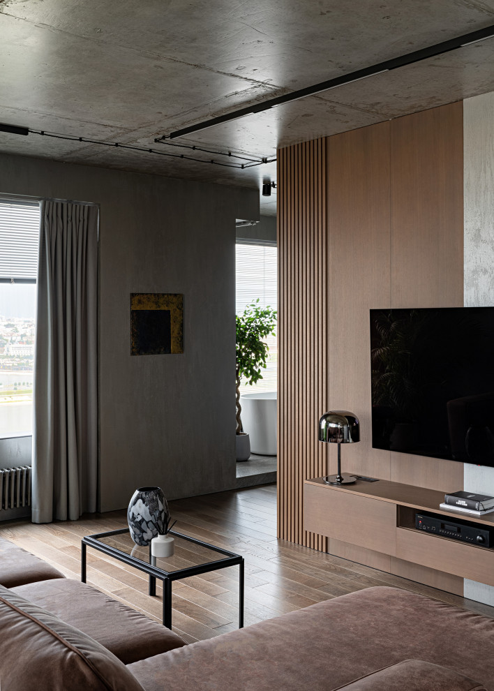 Бетонная квартира с ванной у окна