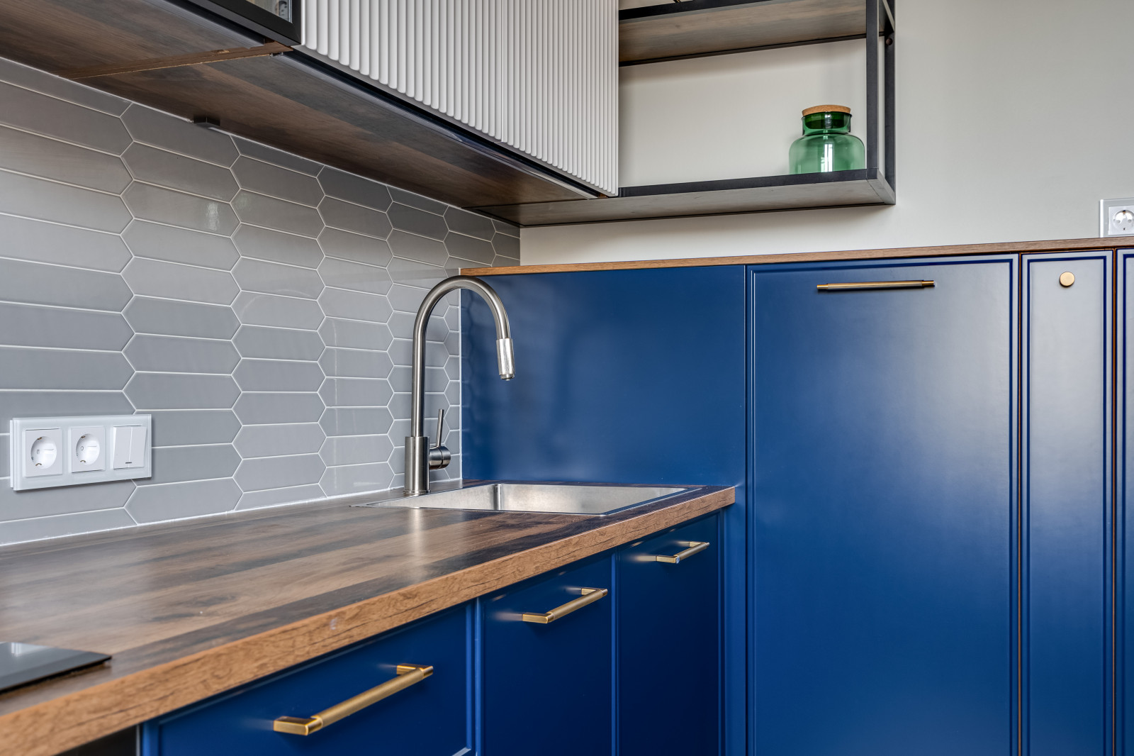 Современная синяя кухня