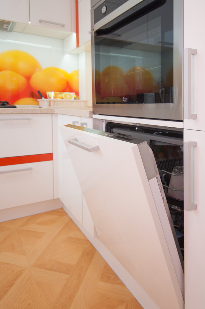 Апельсиновая кухня в панельном доме