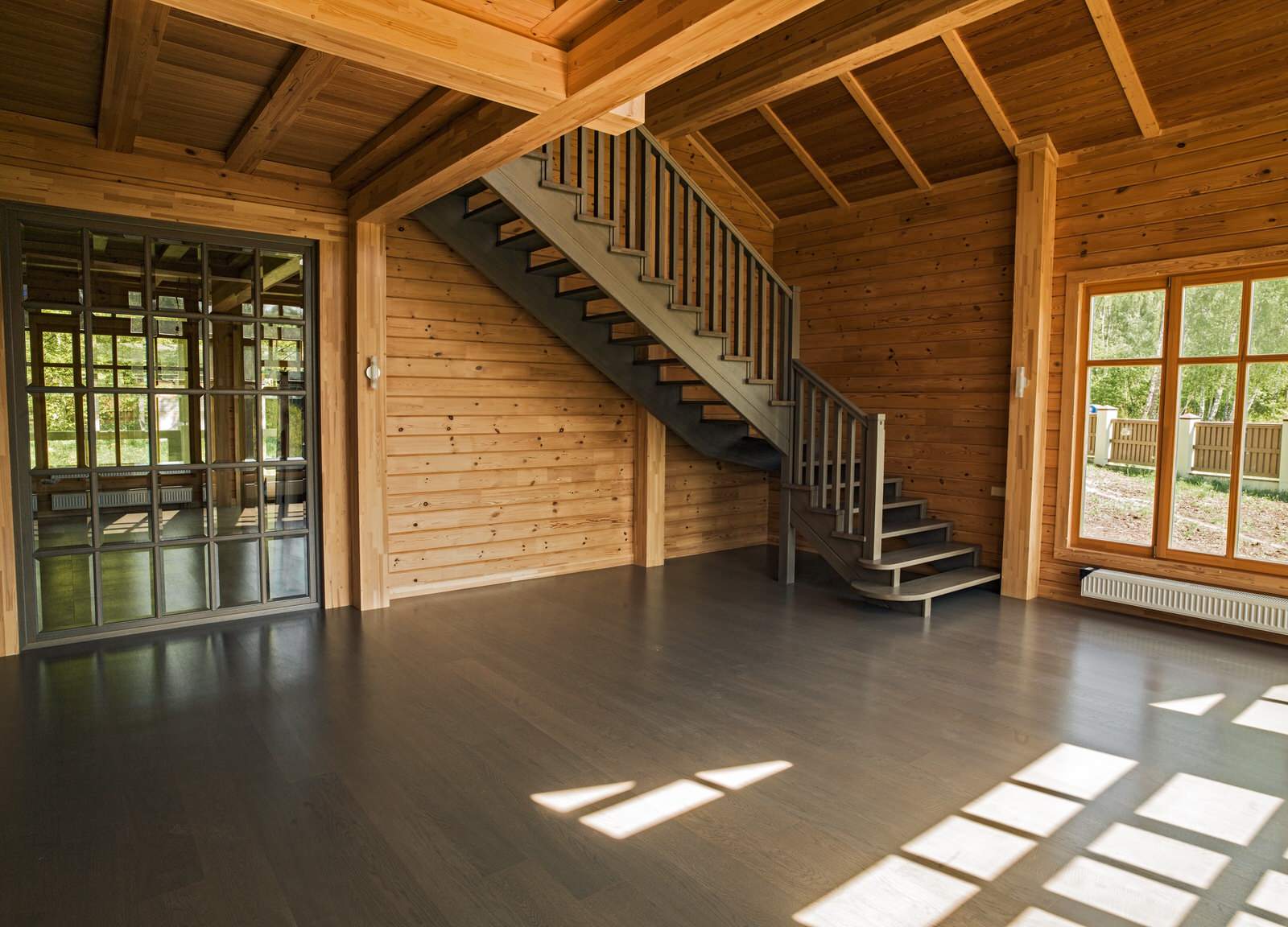 Лестница в доме из клееного бруса