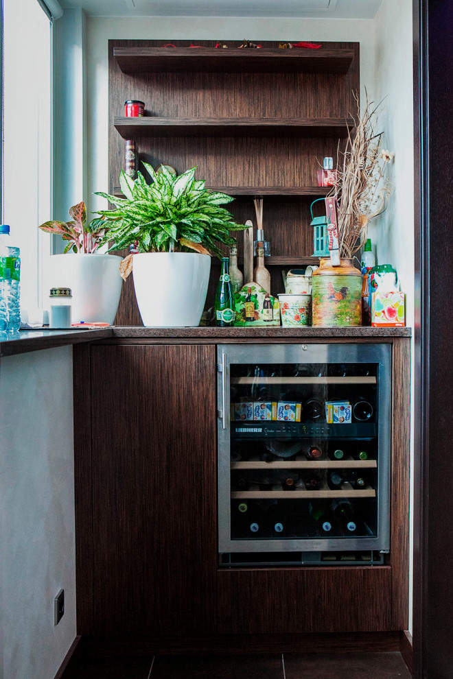 Просто фото: Когда холодильник не помещается на кухне