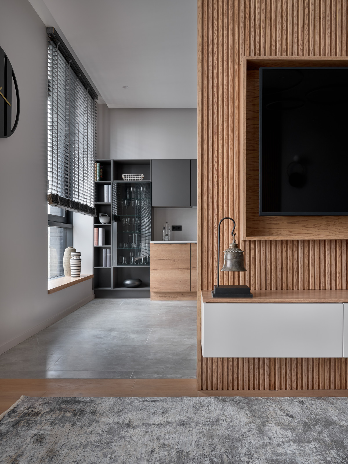 Монохром с деревянными акцентами.Дизайн Анастасия Волчкова.Публикация Elle Decor