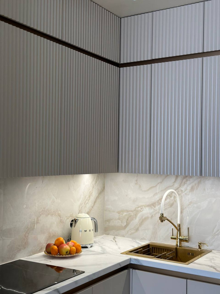 Обложка проекта: Кухня Нео с рифлеными фасадами в сочетании с алюминиевыми профилями.