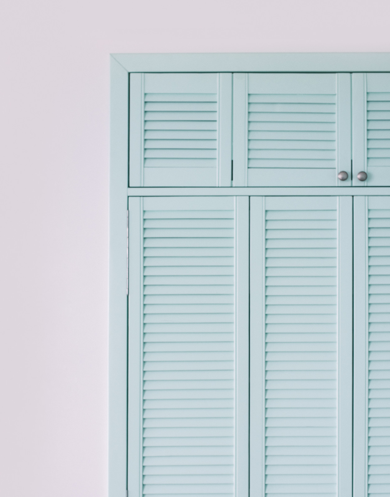 Перепланировка квартиры с радиальной фасадной стеной, авторская мозаика.