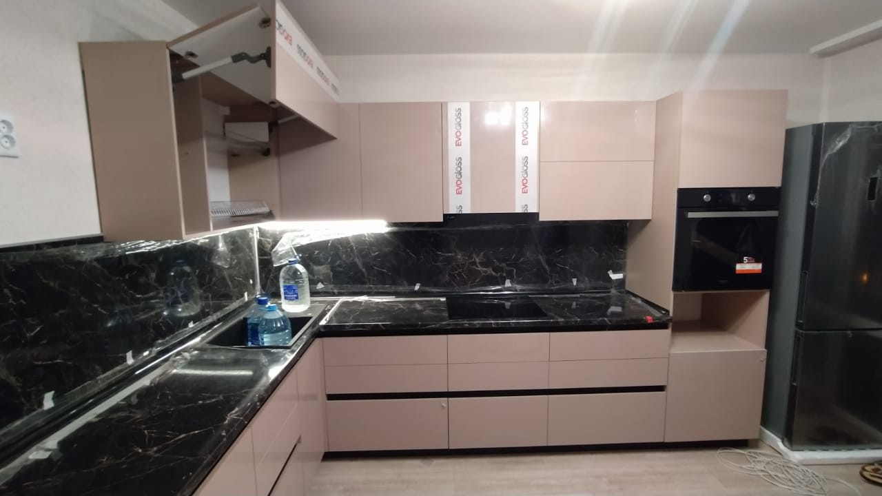 Обложка проекта: кухня для большой семьи