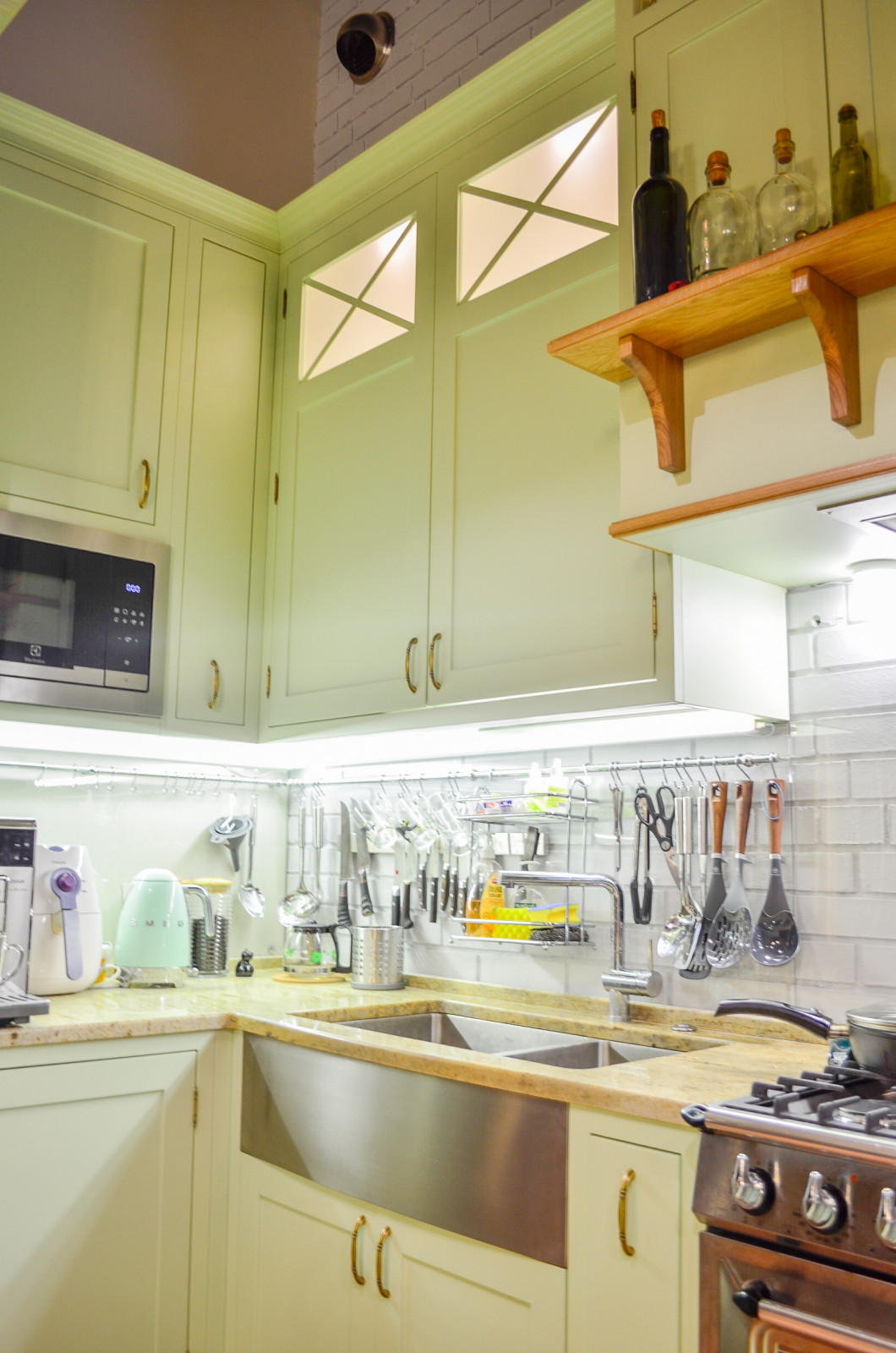 Нежно-зеленая кухня в американском стиле с островом