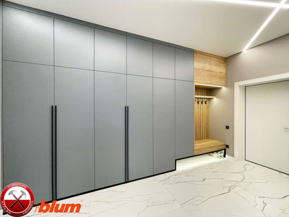 Обложка проекта: Большой шкаф в прихожую + зеркало. . . Интересная деталь - это металлический цокол