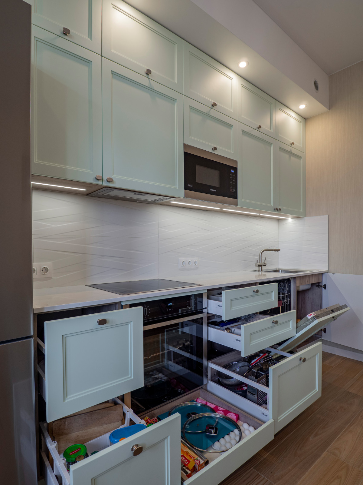 Нежная светло-мятная кухня в стиле неоклассика