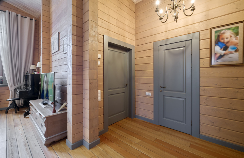 Серые двери в доме из бруса